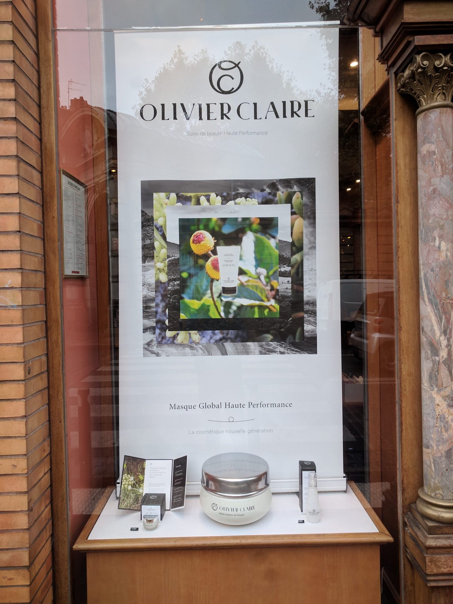 Image montrant la reproduction en impression 3D d'un pot de crème de la marque Olivier Claire agrandi 5 fois, dans la vitrine d'une boutique